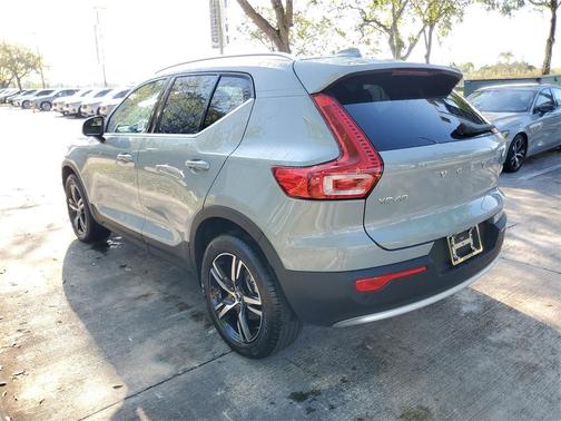 2025 Volvo XC40 B5 Core Bright Theme