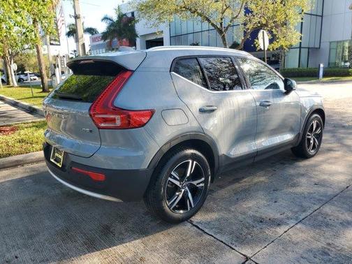 2025 Volvo XC40 B5 Core Bright Theme