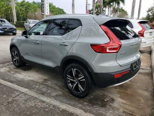 2025 Volvo XC40 B5 Core Bright Theme