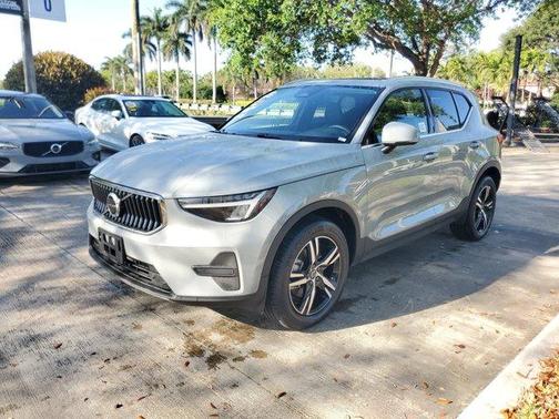 2025 Volvo XC40 B5 Core Bright Theme