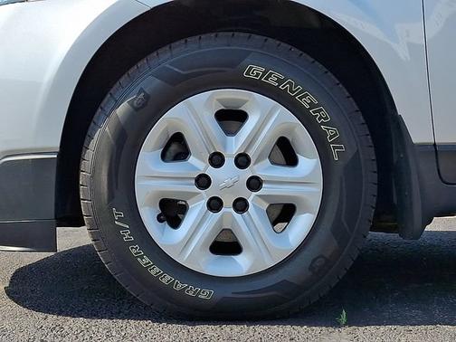 Silver Ice Metallic 2017 Chevrolet Traverse LS