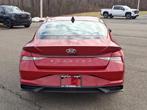 2022 Hyundai ELANTRA SEL