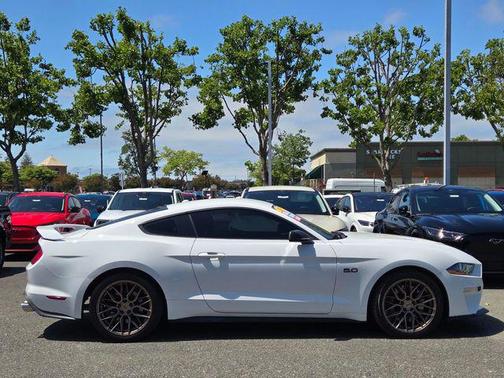 Oxford White 2019 Ford Mustang GT