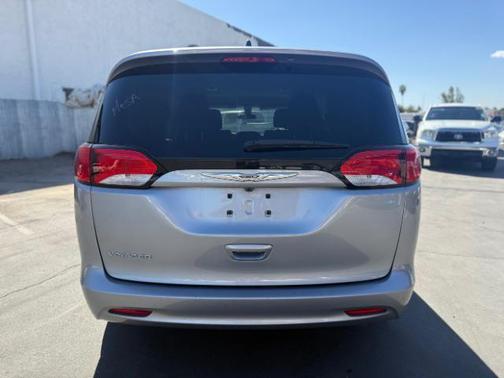 2021 Chrysler Voyager SE