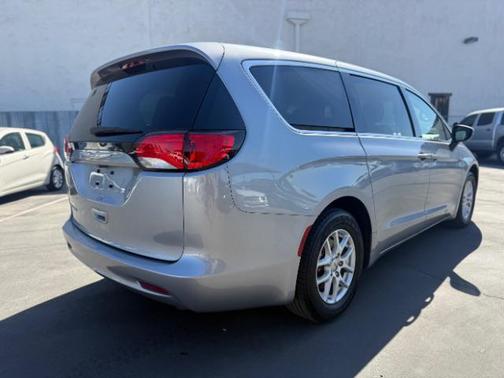 2021 Chrysler Voyager SE
