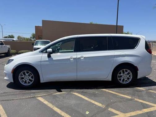 Bright White Clearcoat 2022 Chrysler Voyager SE