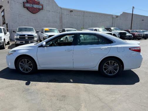 Super White 2016 Toyota Camry SE