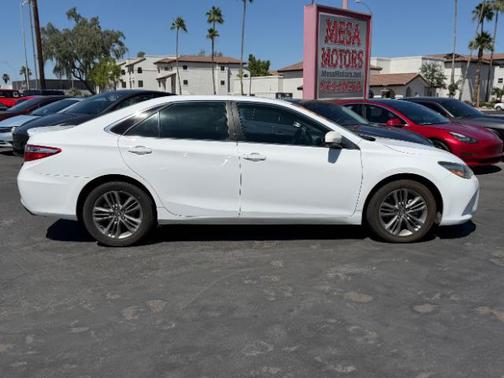 Super White 2016 Toyota Camry SE