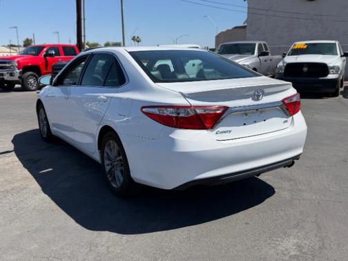 Super White 2016 Toyota Camry SE
