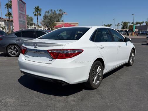 Super White 2016 Toyota Camry SE
