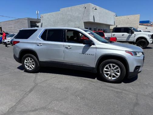 Silver Ice Metallic 2019 Chevrolet Traverse LS