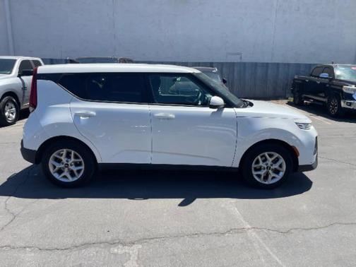 Snow White Pearl 2022 Kia Soul LX