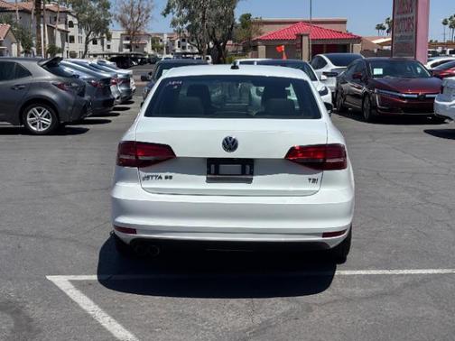Pure White 2017 Volkswagen Jetta 1.4T SE