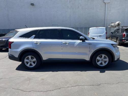 Sparkling Silver 2022 Kia Sorento LX