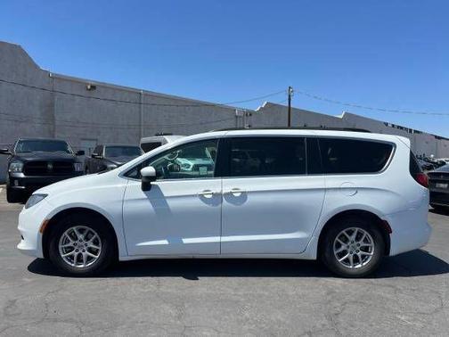 2021 Chrysler Voyager SE