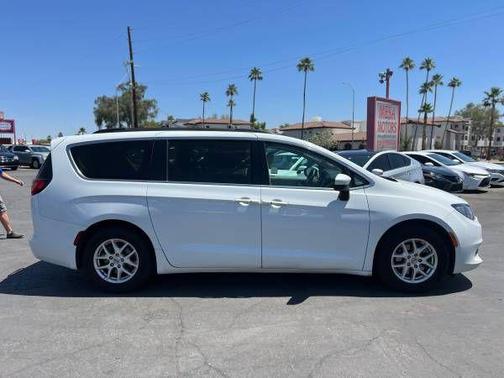 2021 Chrysler Voyager SE