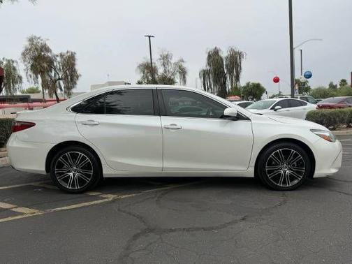 Super White 2016 Toyota Camry SE w/Special Edition Pkg
