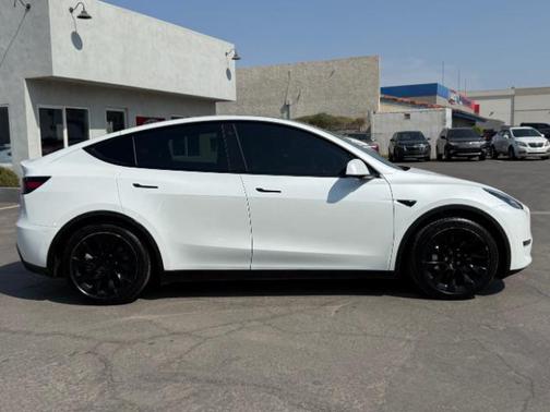 Pearl White Multi-Coat 2022 Tesla Model Y Long Range Dual Motor All-Wheel Drive