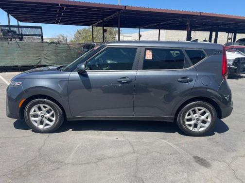 Gravity Gray 2022 Kia Soul LX