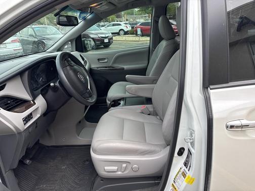 2017 Toyota Sienna XLE
