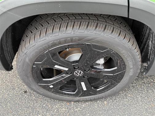 2025 Volkswagen Taos 1.5T SE Black