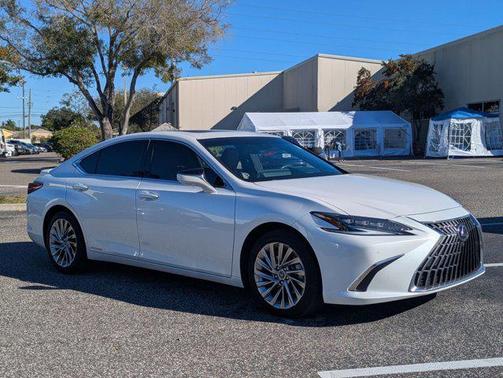 2022 Lexus ES 300h Ultra Luxury