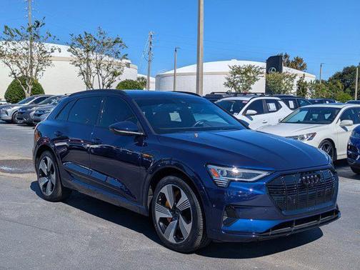 2022 Audi e-tron Premium Plus