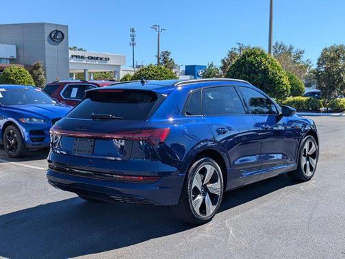 2022 Audi e-tron Premium Plus