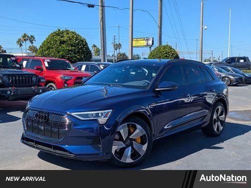 2022 Audi e-tron Premium Plus