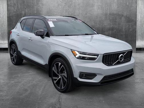 2022 Volvo XC40 T5 R-Design