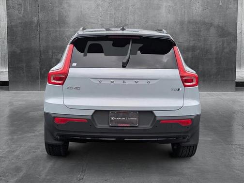 2022 Volvo XC40 T5 R-Design