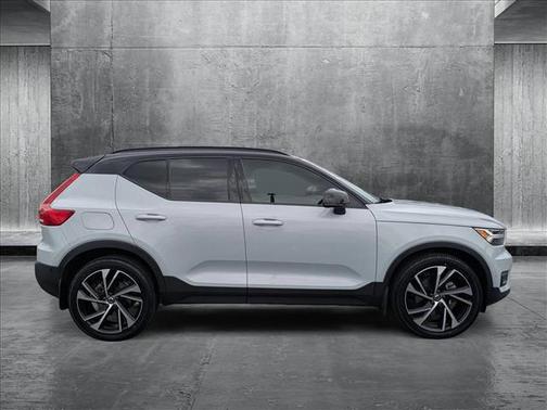 2022 Volvo XC40 T5 R-Design