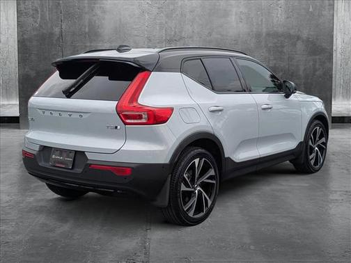 2022 Volvo XC40 T5 R-Design