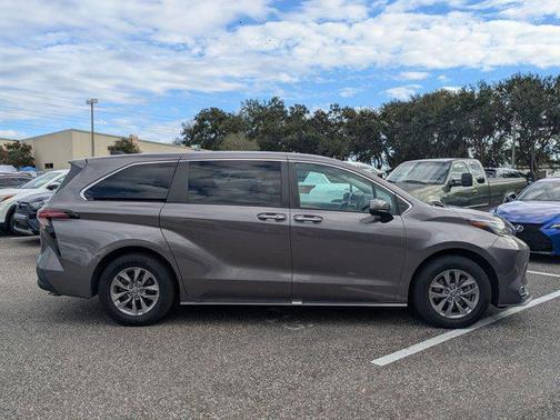 2022 Toyota Sienna XLE