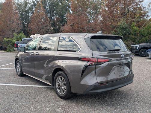 2022 Toyota Sienna XLE