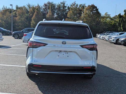 2025 Toyota Sienna Platinum
