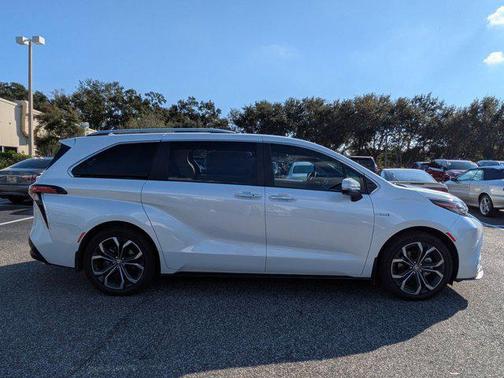 2025 Toyota Sienna Platinum