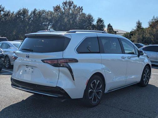 2025 Toyota Sienna Platinum