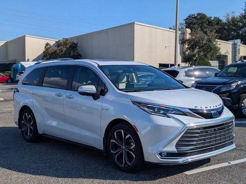 2025 Toyota Sienna Platinum