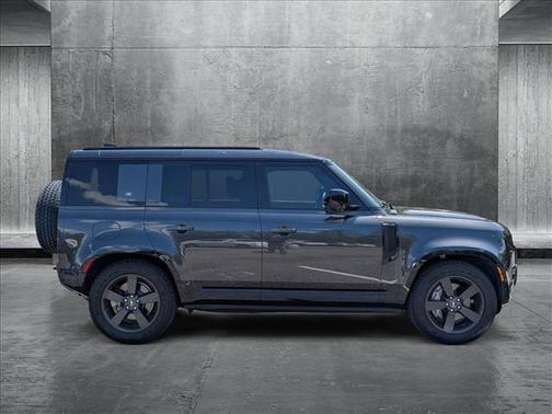 2024 Land Rover Defender 110 P400 X-Dynamic SE