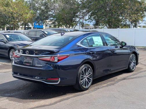 2025 Lexus ES 300h Base