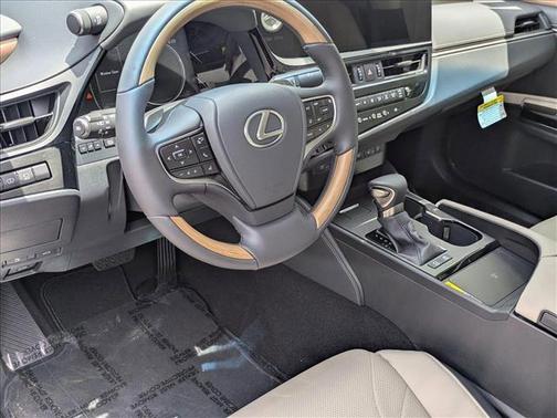 2025 Lexus ES 300h Luxury