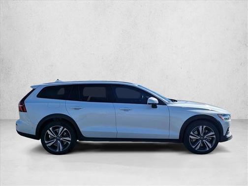 2023 Volvo V60 Cross Country B5 Plus
