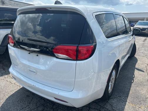 2022 Chrysler Voyager LX