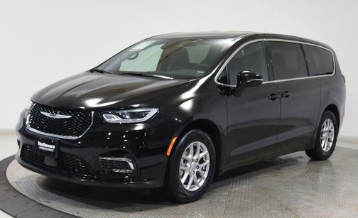 Diamond Black Crystal Pearlcoat 2025 Chrysler Pacifica L