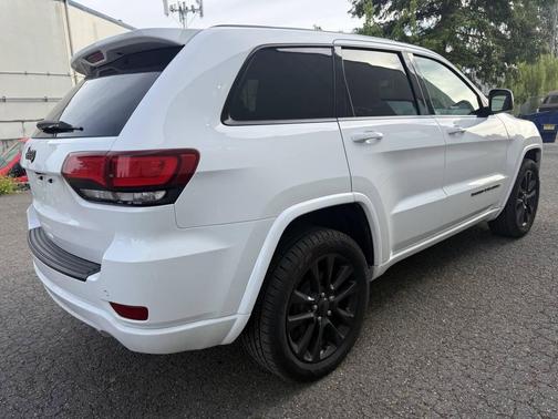 Bright White Clearcoat 2018 Jeep Grand Cherokee Upland