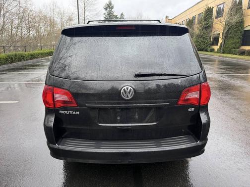 2011 Volkswagen Routan SE