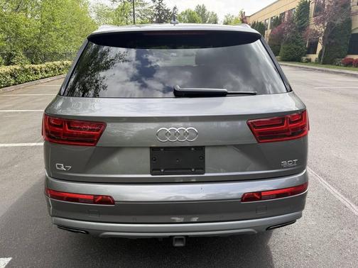 Graphite Gray Metallic 2017 Audi Q7 3.0T Premium