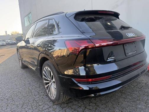 Mythos Black Metallic 2019 Audi e-tron Premium Plus