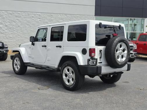 Bright White Clearcoat 2013 Jeep Wrangler Unlimited Sahara